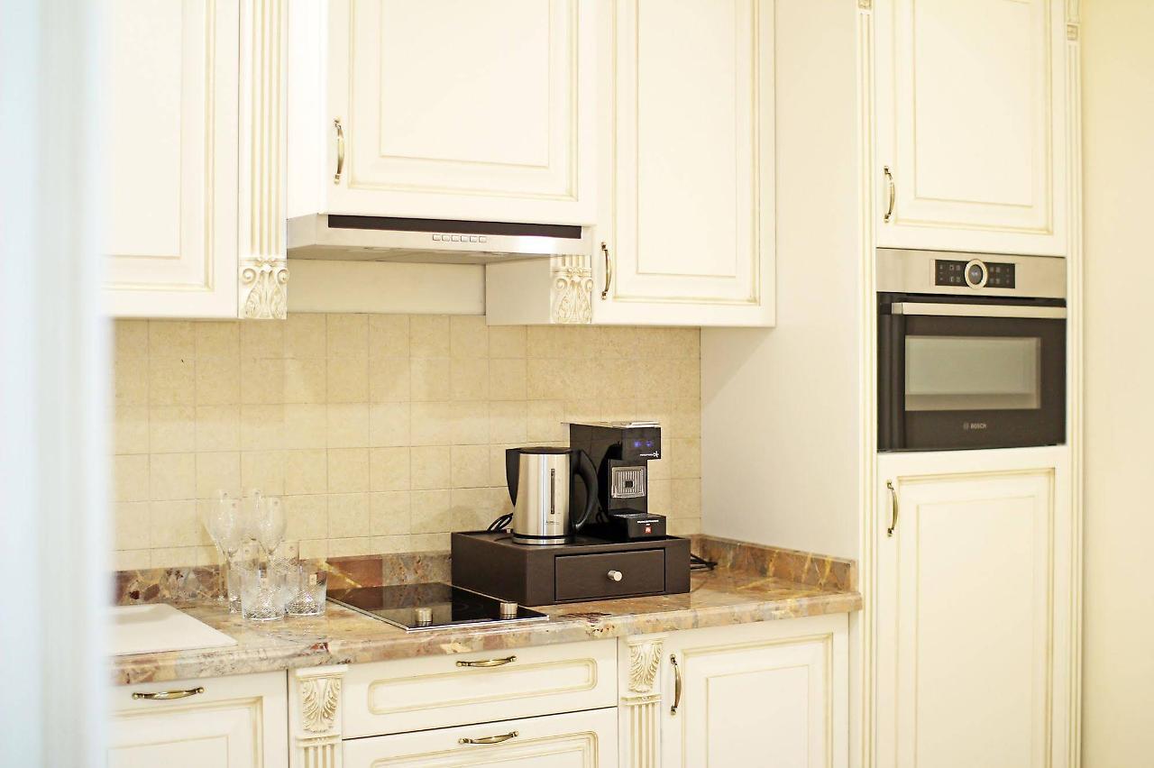 فندق أوريون بيشكيك المظهر الخارجي الصورة A coffee machine in a kitchen