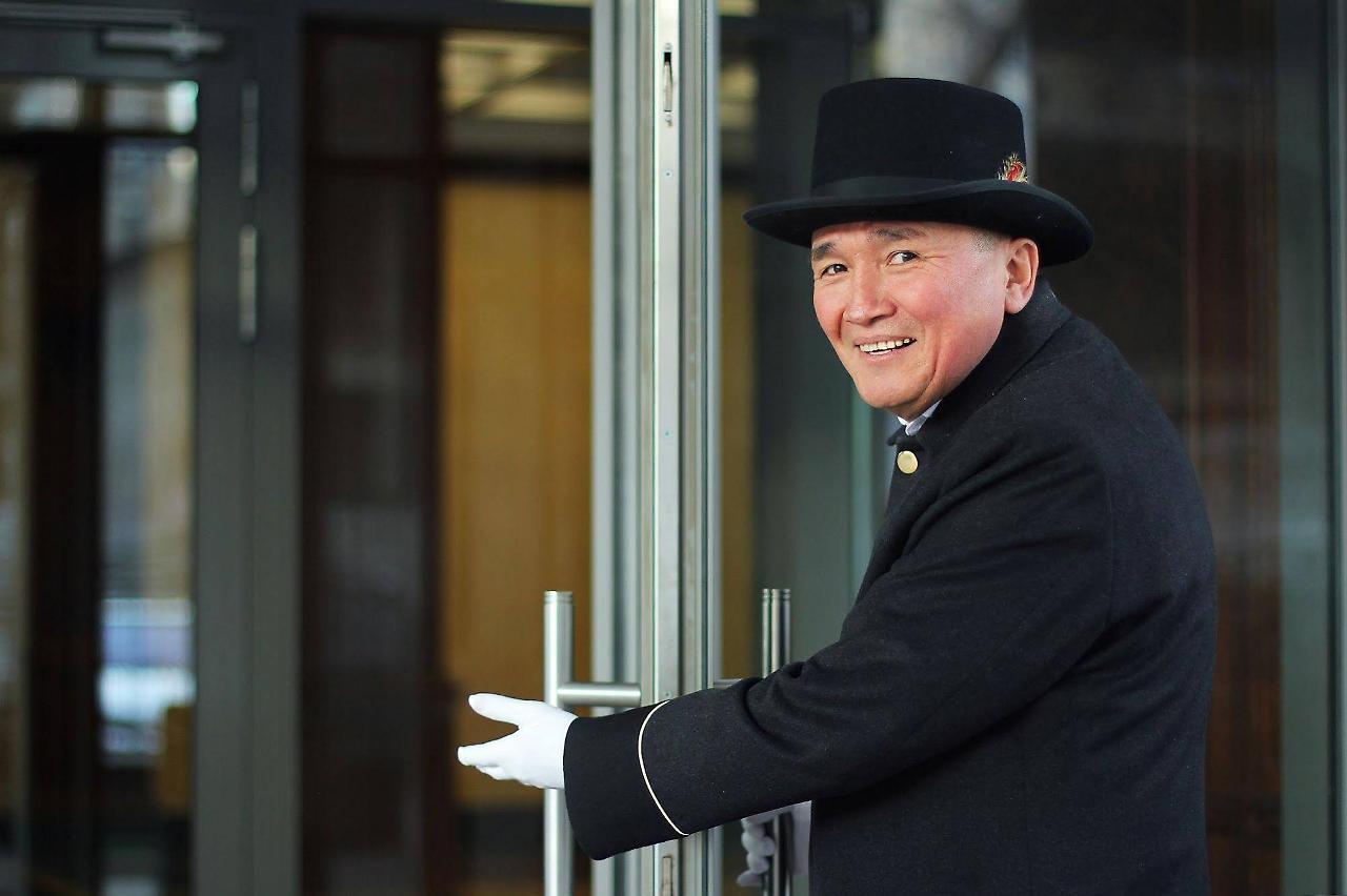 فندق أوريون بيشكيك المظهر الخارجي الصورة A doorman at the entrance of a hotel