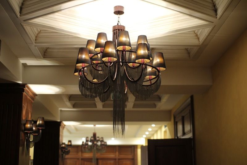 فندق أوريون بيشكيك المظهر الخارجي الصورة A chandelier