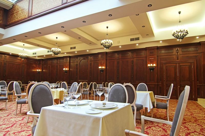 فندق أوريون بيشكيك المظهر الخارجي الصورة Restaurant