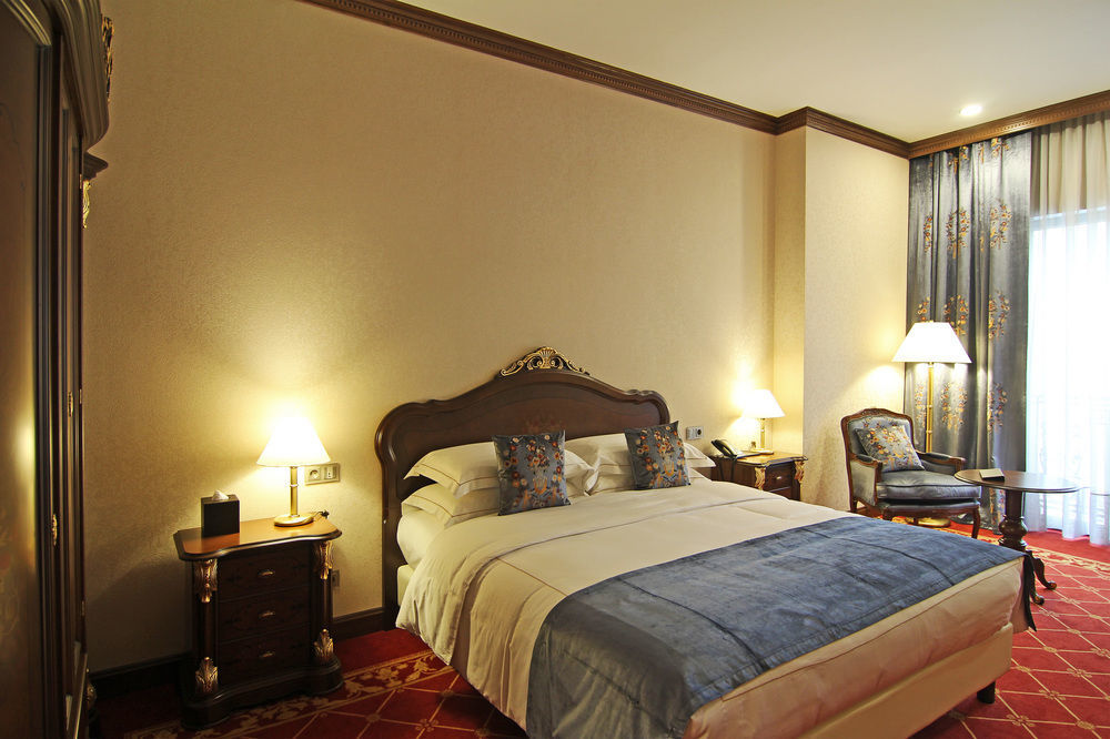 فندق أوريون بيشكيك المظهر الخارجي الصورة A room at the hotel