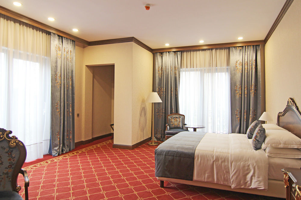 فندق أوريون بيشكيك المظهر الخارجي الصورة A bedroom at the hotel