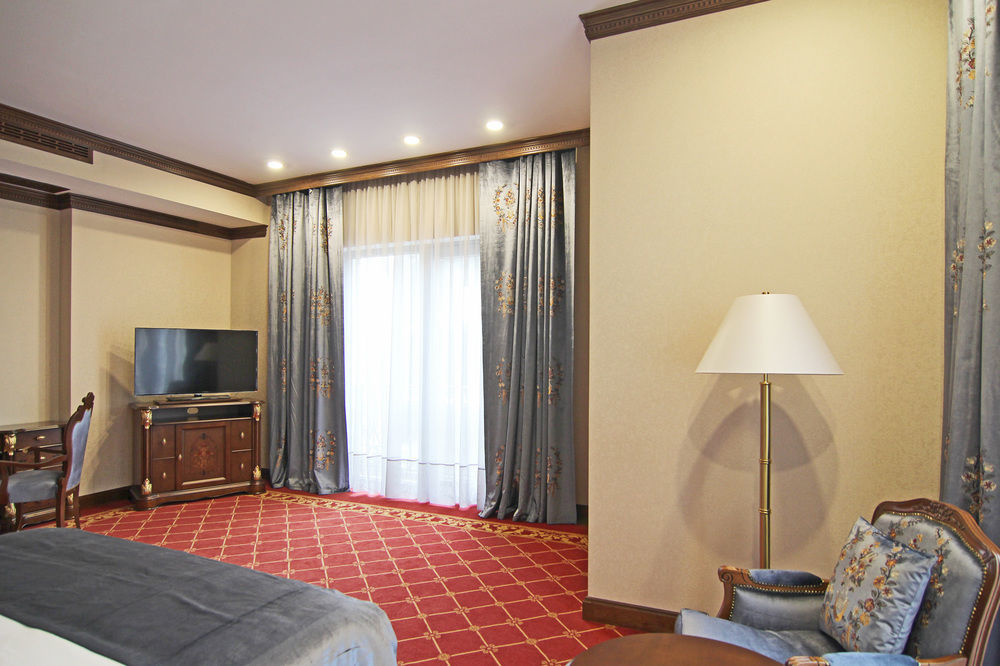 فندق أوريون بيشكيك المظهر الخارجي الصورة A room at the hotel