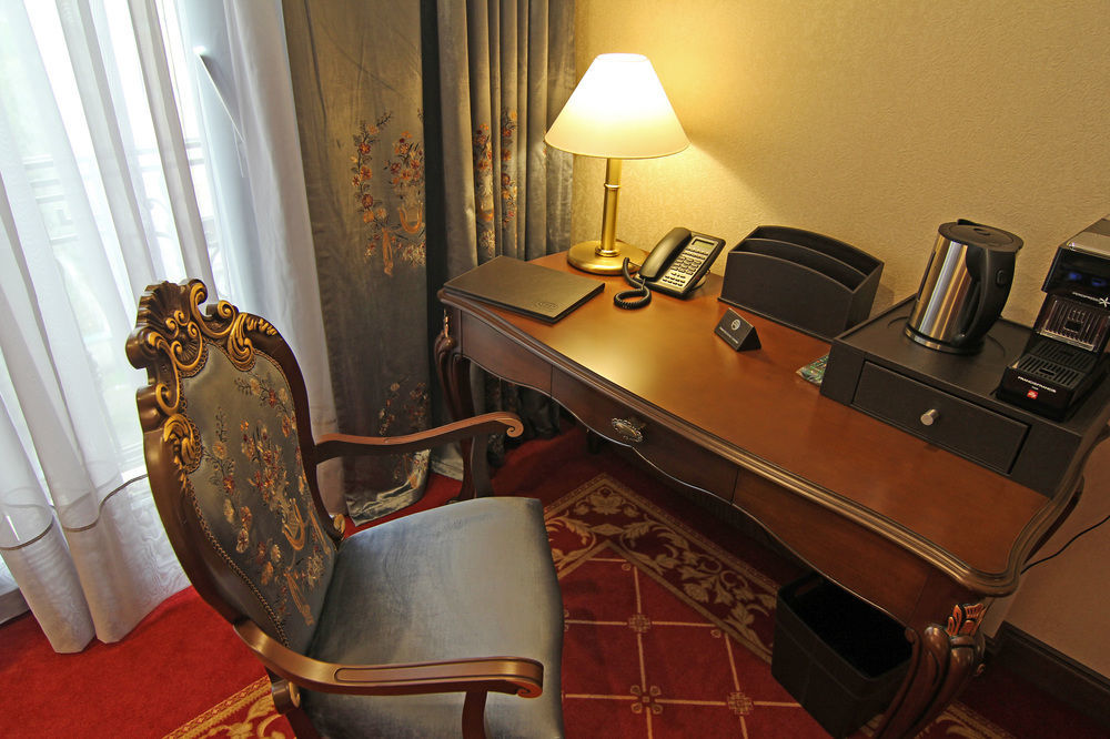 فندق أوريون بيشكيك المظهر الخارجي الصورة A writing desk in a hotel room