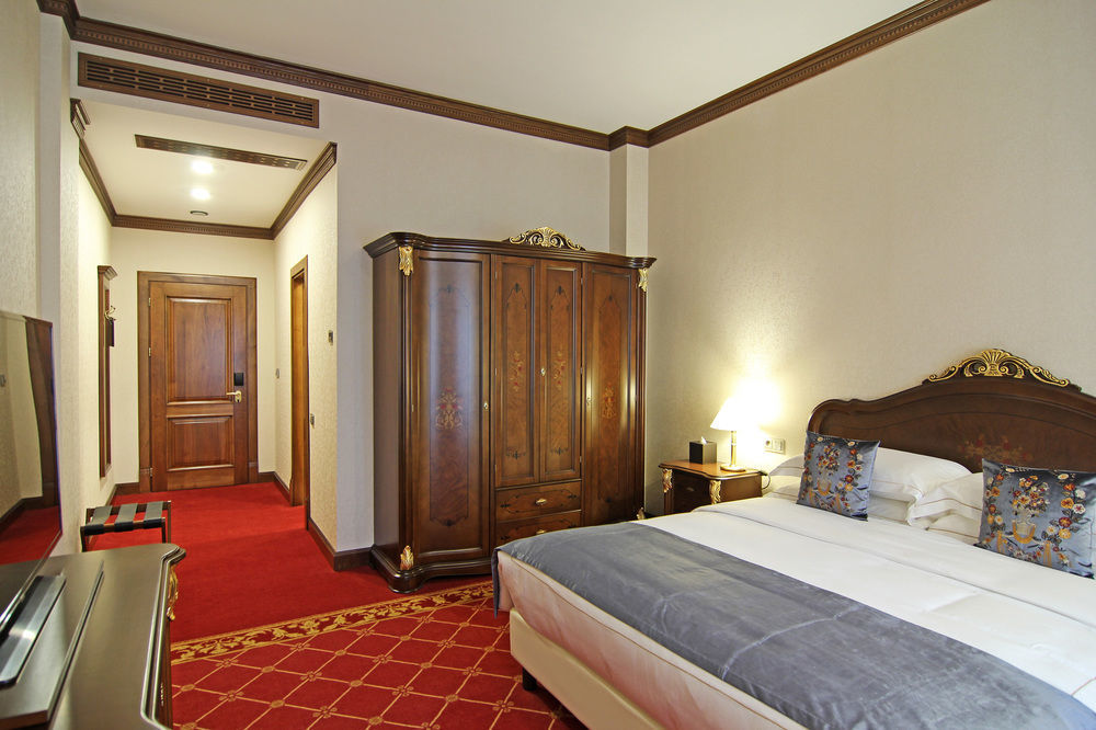 فندق أوريون بيشكيك المظهر الخارجي الصورة A room at the Grand Hotel