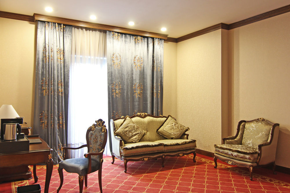 فندق أوريون بيشكيك المظهر الخارجي الصورة A suite at the hotel
