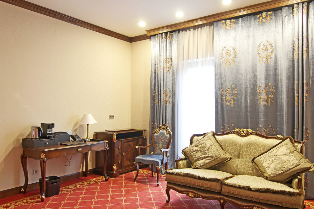 فندق أوريون بيشكيك المظهر الخارجي الصورة A room at the hotel