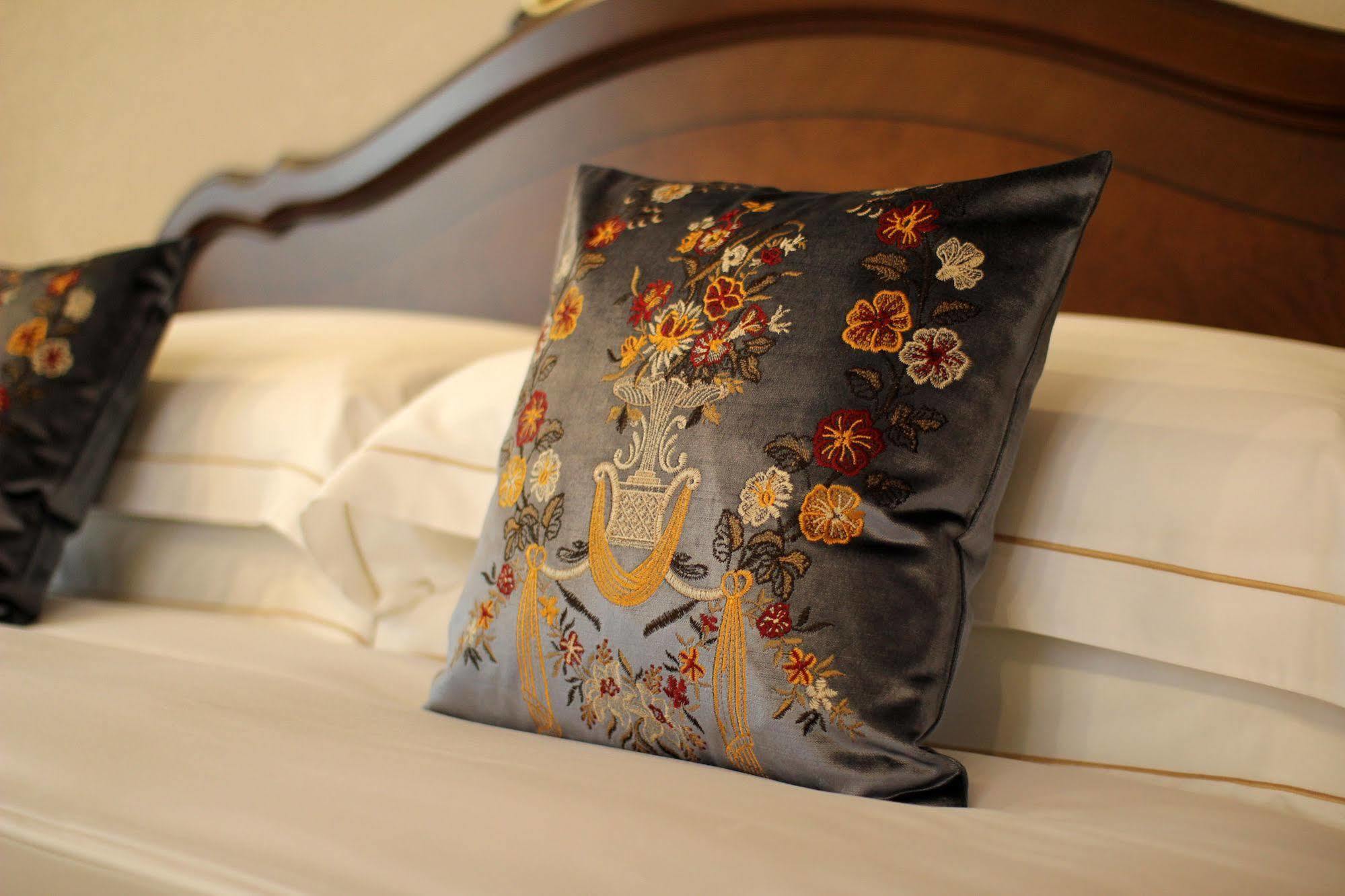 فندق أوريون بيشكيك المظهر الخارجي الصورة A cushion