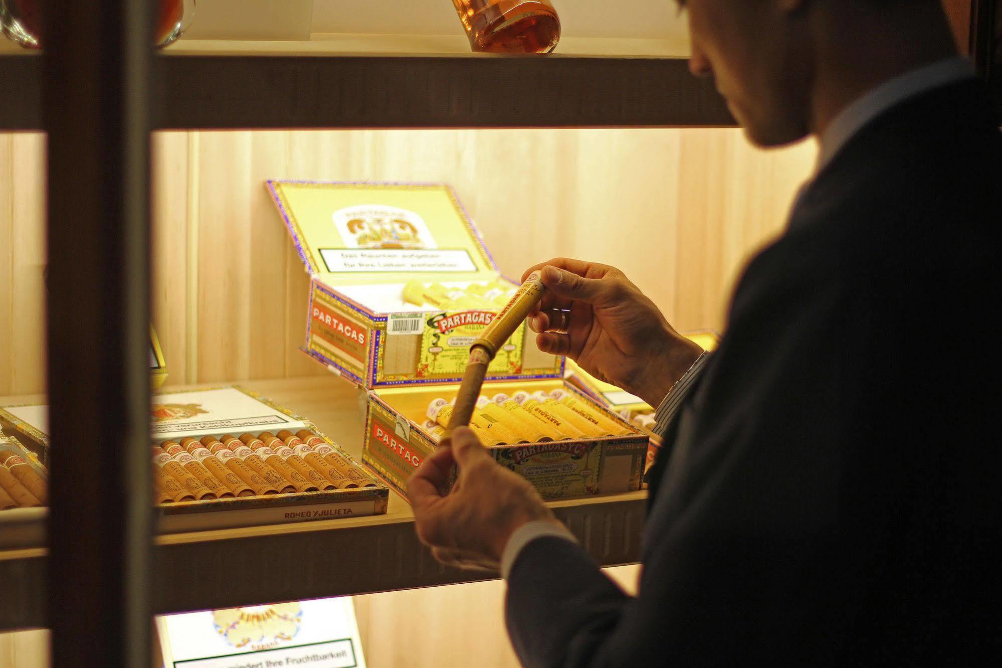 فندق أوريون بيشكيك المظهر الخارجي الصورة A cigar shop in Madrid, Spain