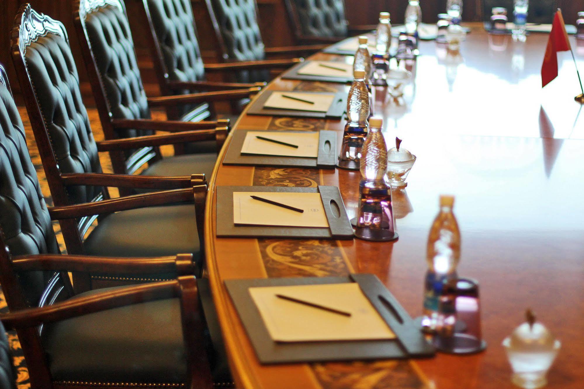 فندق أوريون بيشكيك المظهر الخارجي الصورة The table at the White House Cabinet Room
