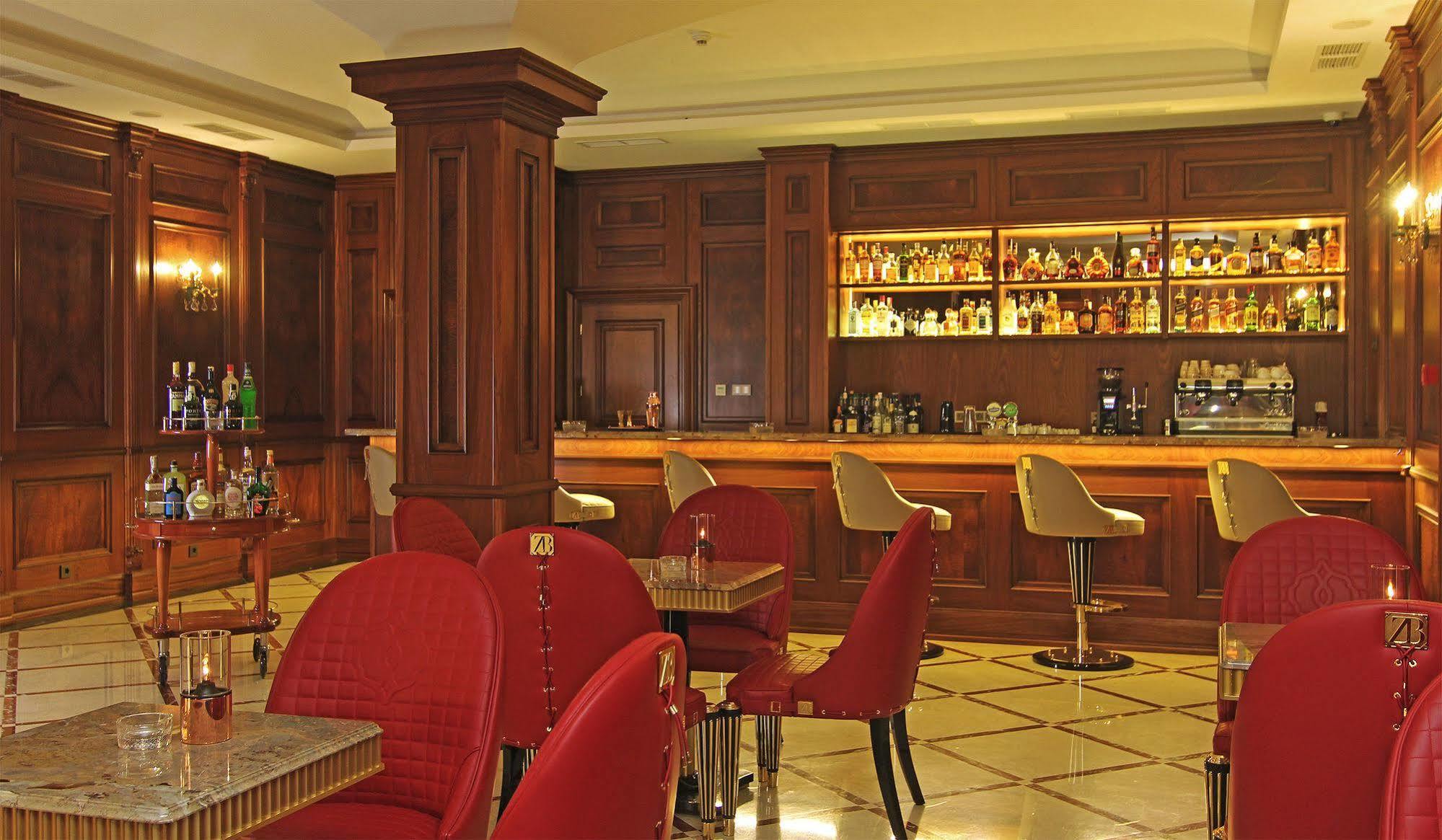 فندق أوريون بيشكيك المظهر الخارجي الصورة The bar at the Savoy