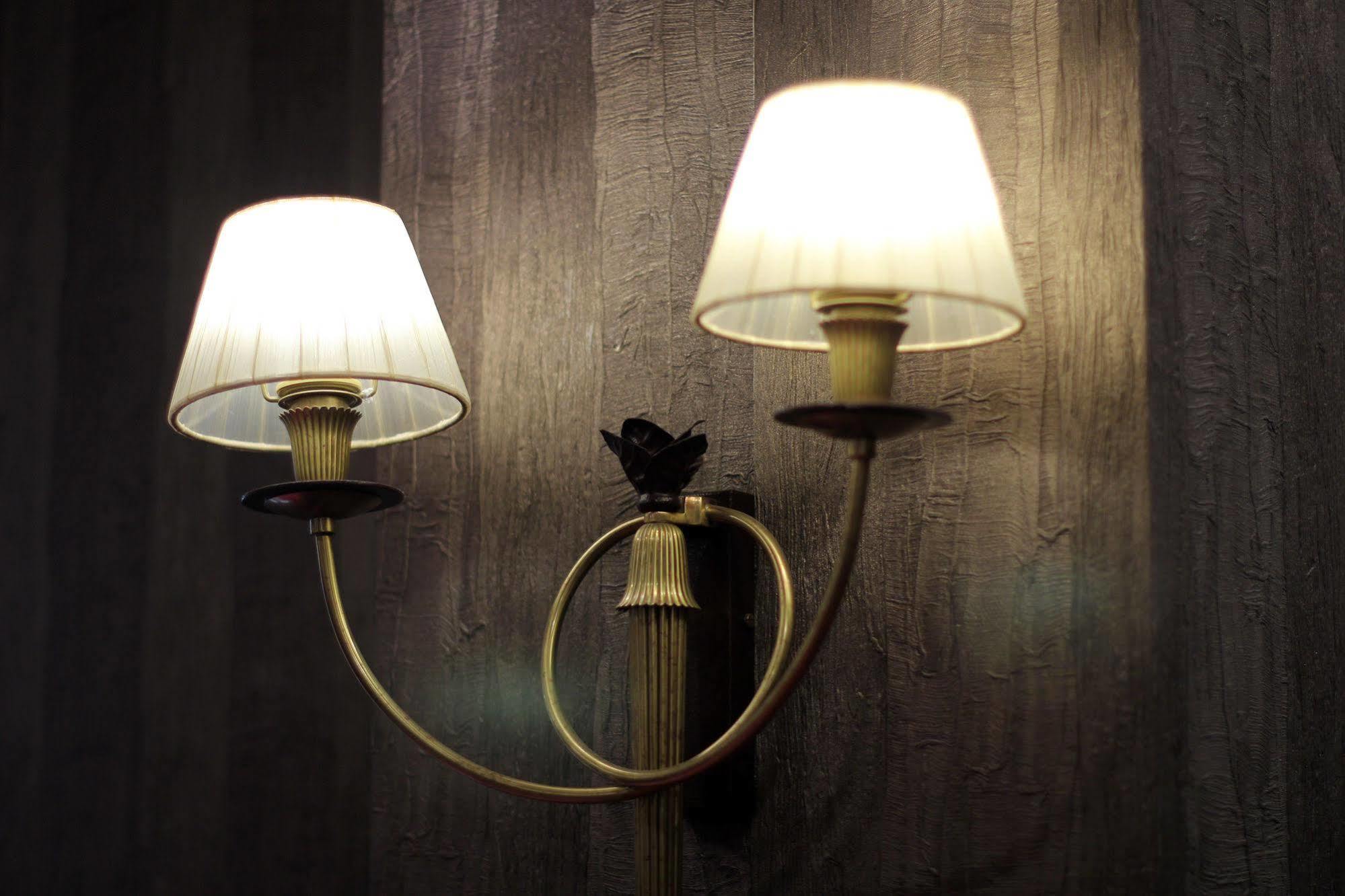 فندق أوريون بيشكيك المظهر الخارجي الصورة A wall light